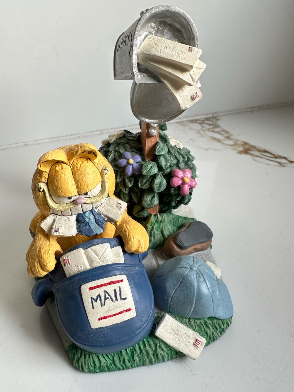 Garfield 1993 Danbury Mint "Return to Sender" figurine - Picture 4 of 5